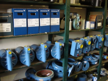 Peças originais Grundfos organizadas no estoque da loja